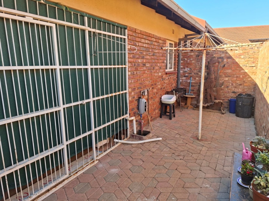 To Let 2 Bedroom Property for Rent in Meiringspark North West
